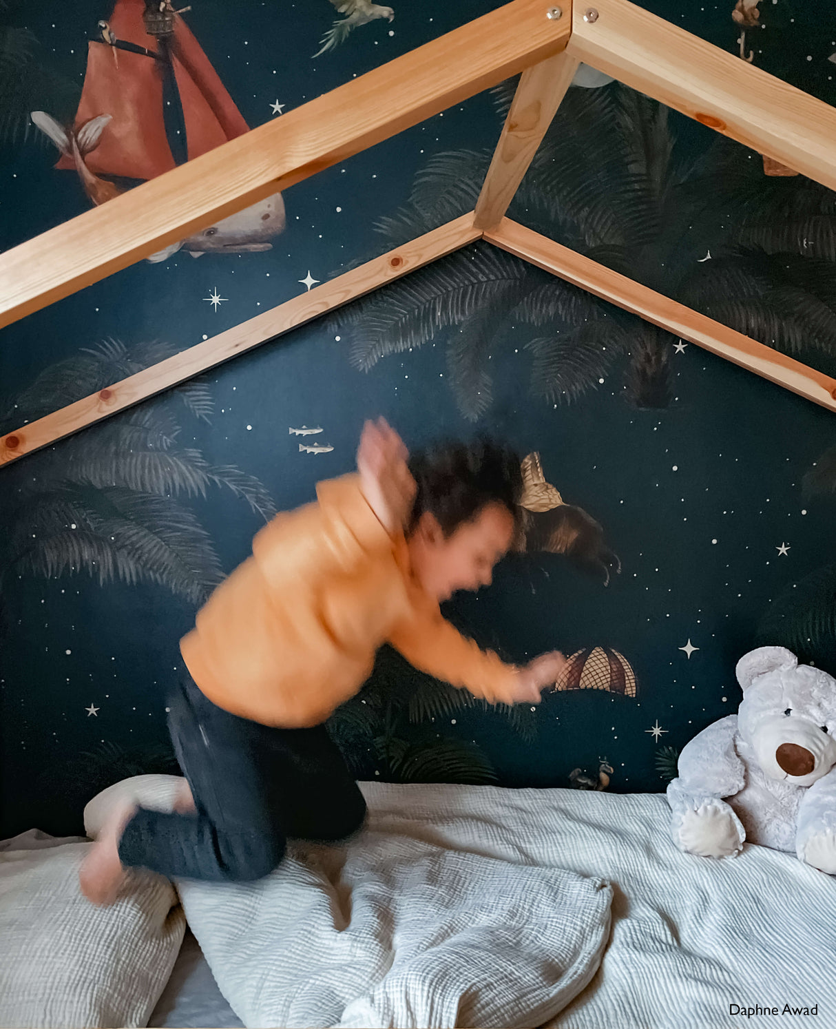 Creative Lab Amsterdam behang Oliver Teddy by Interior Junkie wallpaper