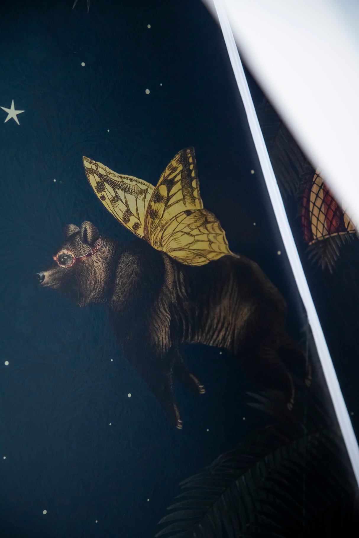 Creative Lab Amsterdam behang Oliver Teddy by Interior Junkie wallpaper detail beer