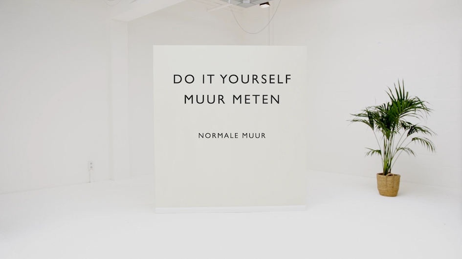 Hier laten we je zien hoe je je muur het best kunt opmeten voor het bestellen van behang. Voor zowel een standaard muur als een muur met raam of schuine wand. Zo kan er niets misgaan met de tutorials van Creative Lab Amsterdam!